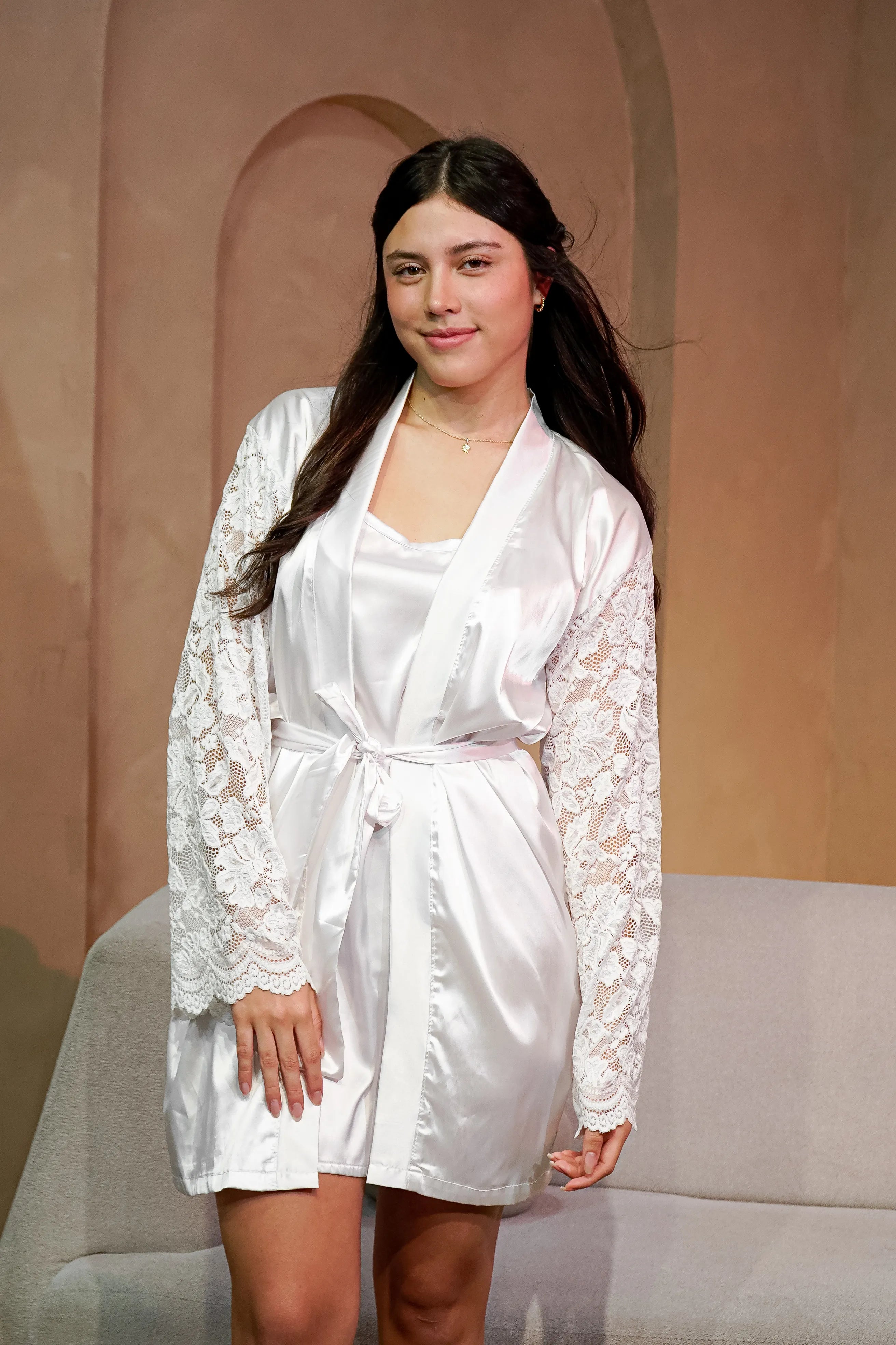 Bata especial con blonda personalizada Novia o Bride