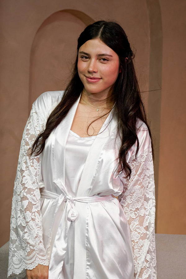 Bata especial con blonda personalizada Novia o Bride